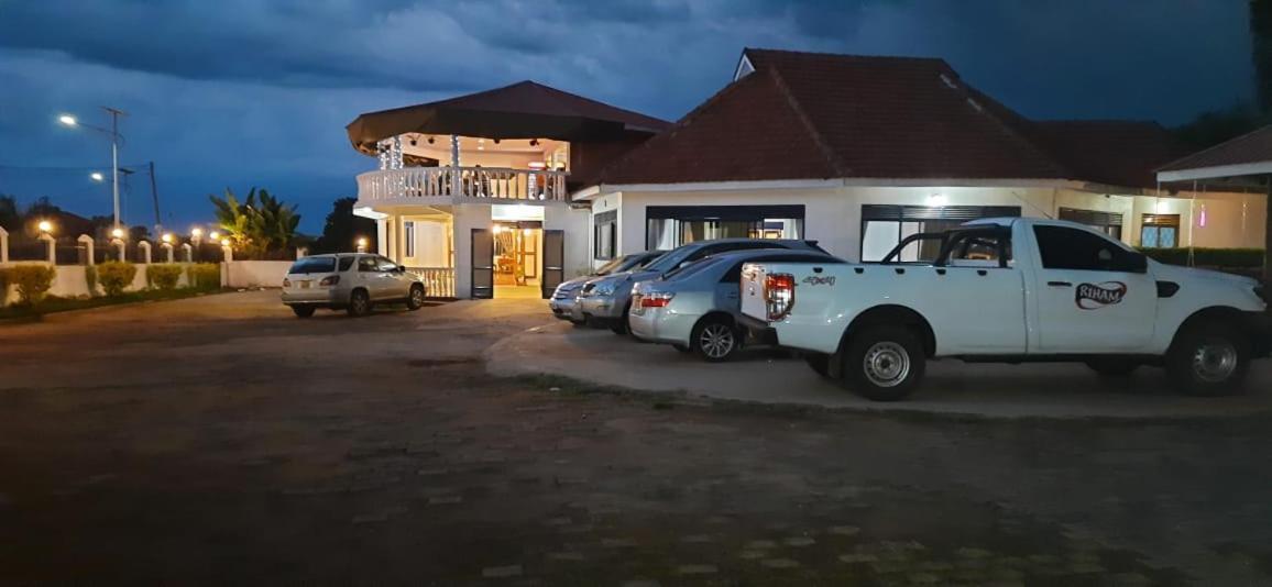 Northern Pearl Gulu Extérieur photo